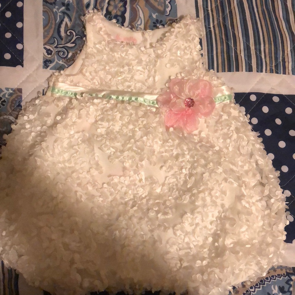 I’m selling the dress that’s for a 3 month baby